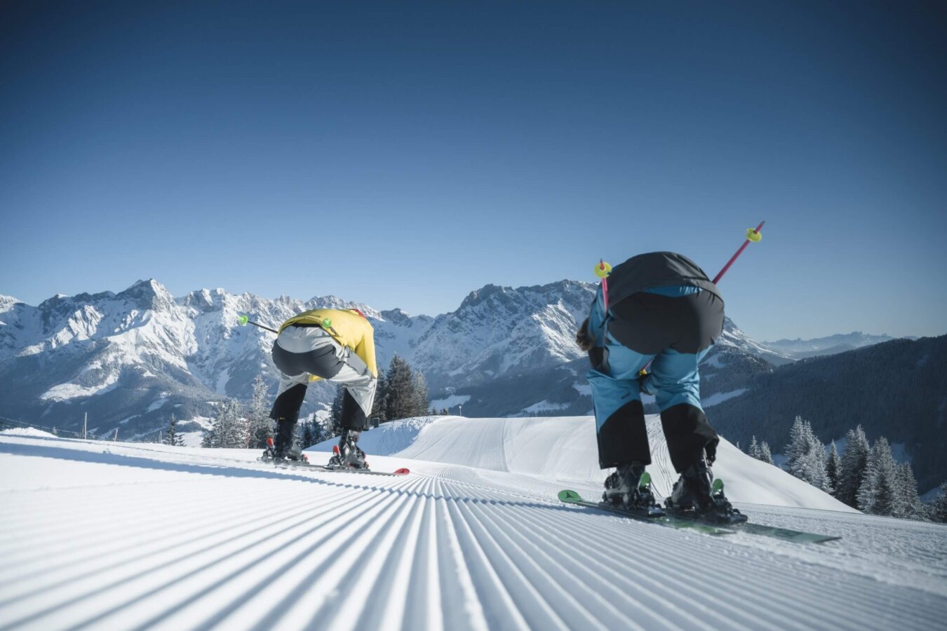 Skifahrer geniessen bestens präparierte Pisten